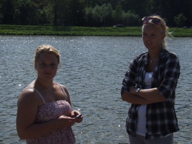 Roby en Ilona aan het water