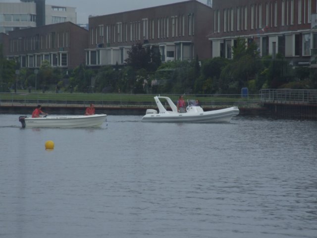 eenspeedbootwordtopgebrachtnaardehavendienst.jpg